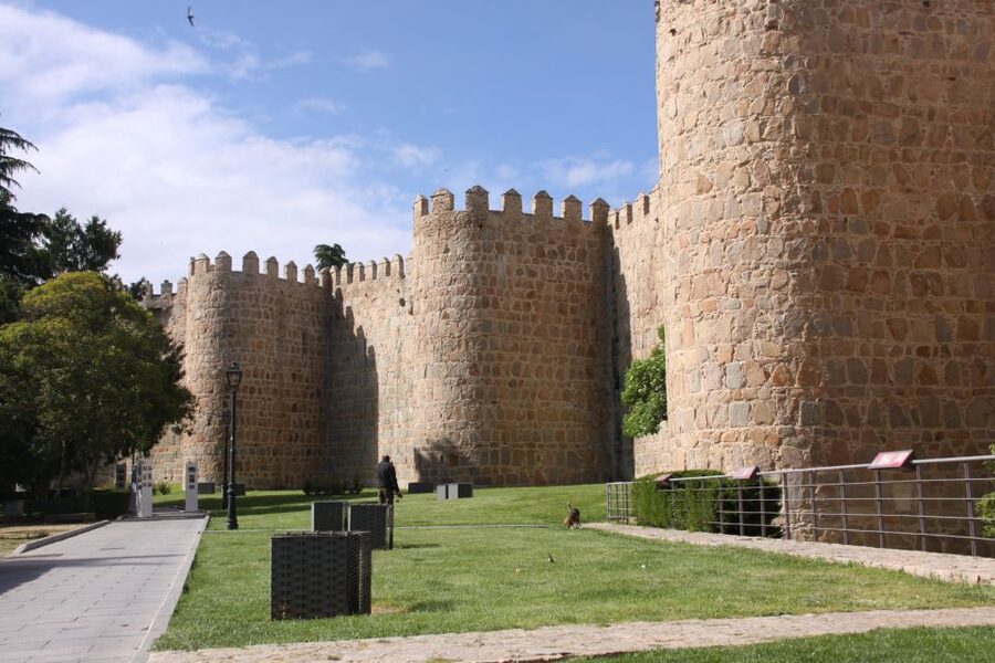 Madrid: Avila and Segovia Day Trip with Tickets to Monuments - Starting in Madrid and reaching Ávila