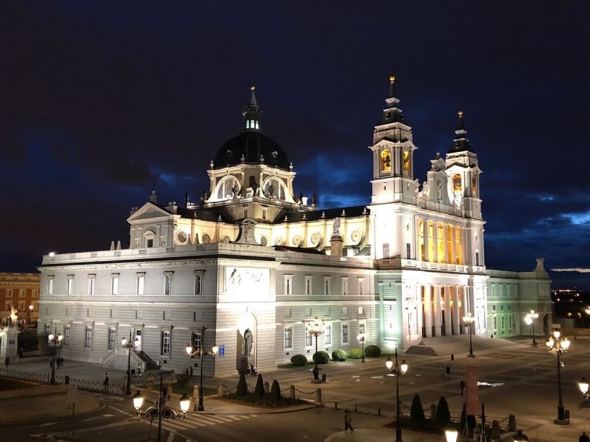 Madrid: Enchanted Evening Walking Tour in Spanish - Key points at a glance