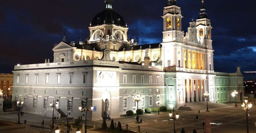 Madrid: Enchanted Evening Walking Tour in Spanish - Plaza de Oriente and the royal setting