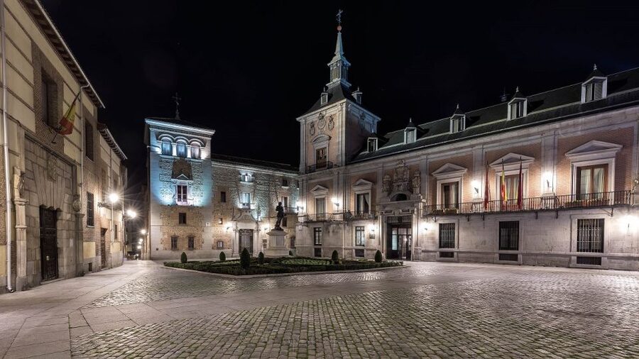 Madrid: Enchanted Evening Walking Tour in Spanish - Almudena Cathedral and old city stories