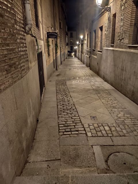 Madrid: Enchanted Evening Walking Tour in Spanish - Plaza Mayor and the city’s darker tales