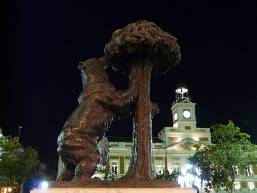 Madrid: Enchanted Evening Walking Tour in Spanish - Pasadizo de San Ginés and a narrower mood