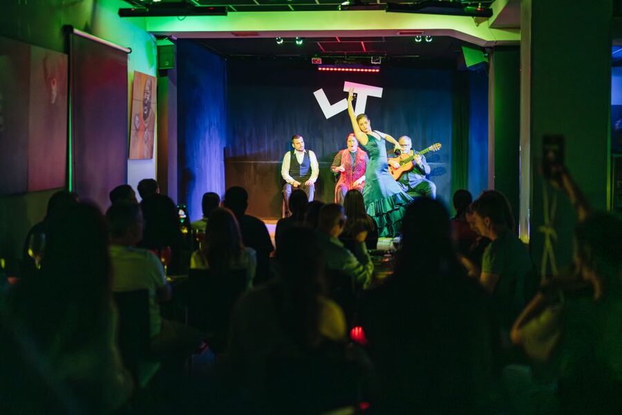 Madrid: Flamenco Show at Tablao "Las Tablas" with Drink - What the one-hour performance feels like