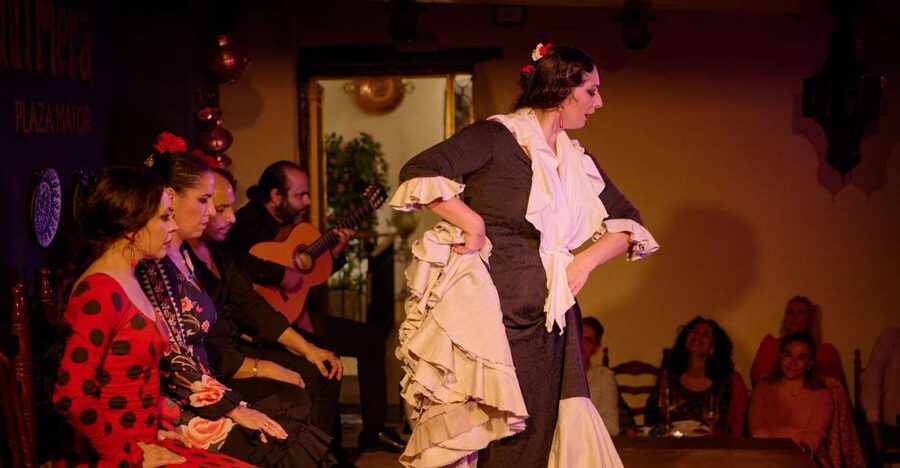 Madrid: Flamenco Show La Quimera with Drinks & Dinner Option - Entering the Intimate Tablao