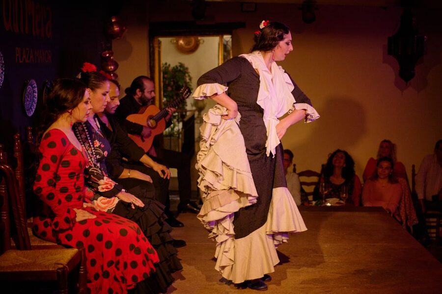 Madrid: Flamenco Show La Quimera with Drinks & Dinner Option - Costumes, Footwork, and Emotional Storytelling