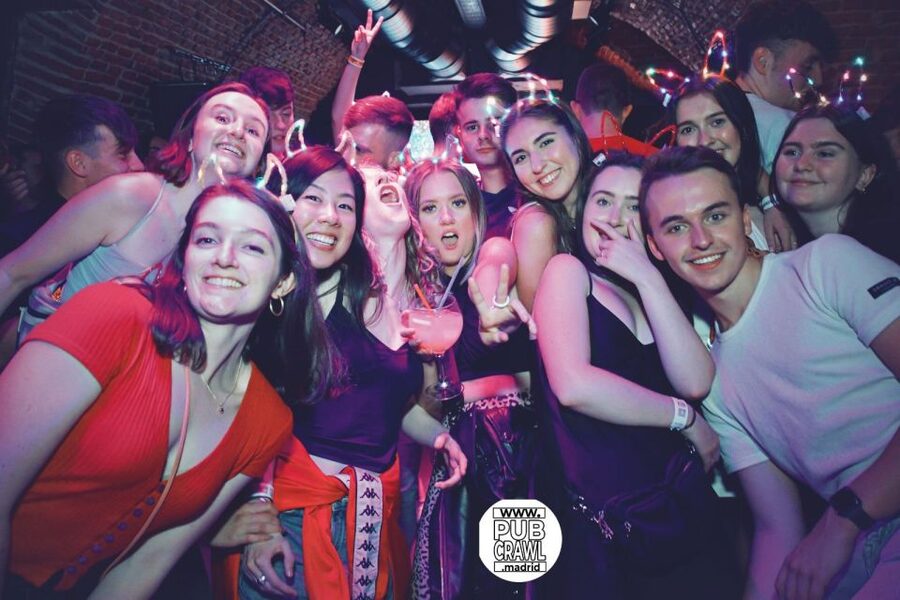 Madrid: Guided Pub Crawl Madrid Experience and Club Entry - Manama Disco and the move between venues