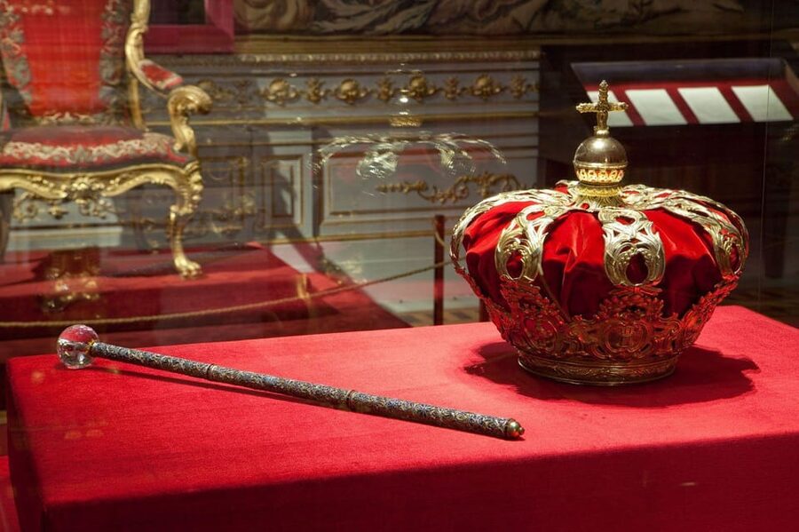 Madrid: Guided Tour of the Royal Palace with Fast Access - What the small group changes