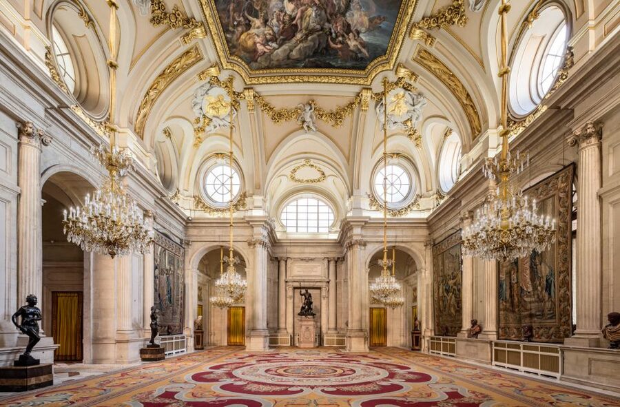 Madrid: Guided Visit to the Royal Palace - The royal chapel and porcelain room