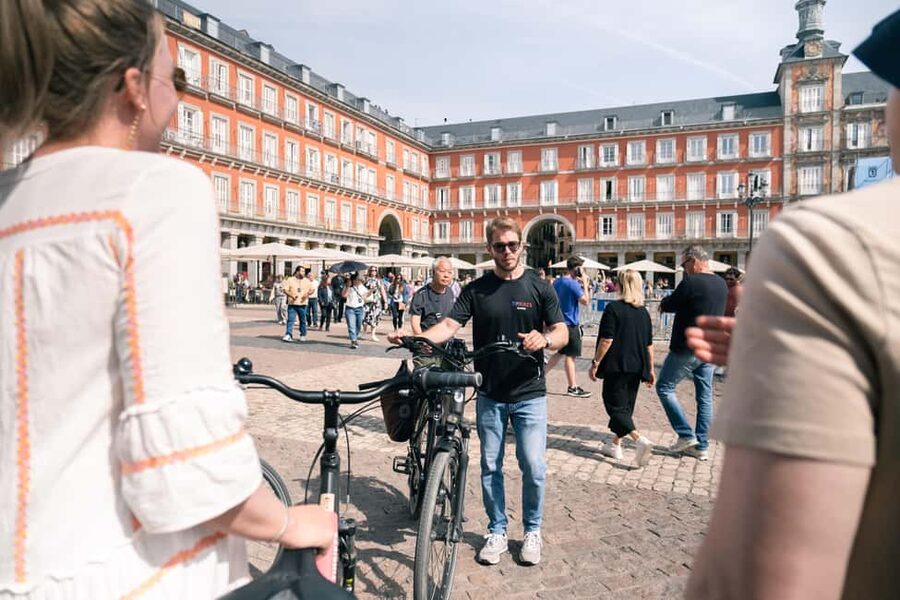 Madrid: Highlights Bike Tour with Optional E-Bike or Tapas - Regular bike or e-bike?