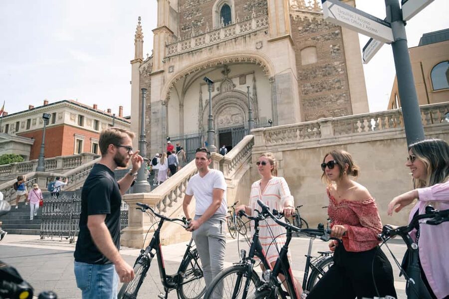 Madrid: Highlights Bike Tour with Optional E-Bike or Tapas - Retiro Park gives the ride breathing room
