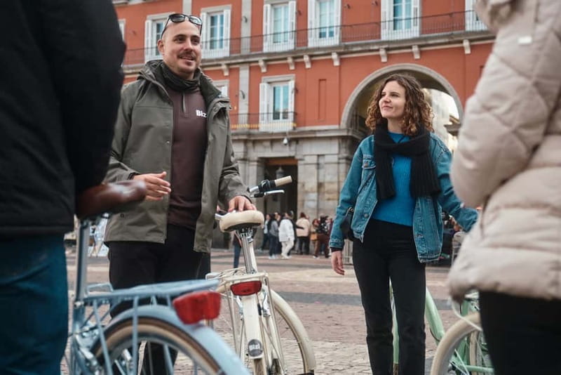 Madrid: Highlights Guided Vintage Bike Tour and Tapas Option - San Jerónimo el Real and the route toward Retiro
