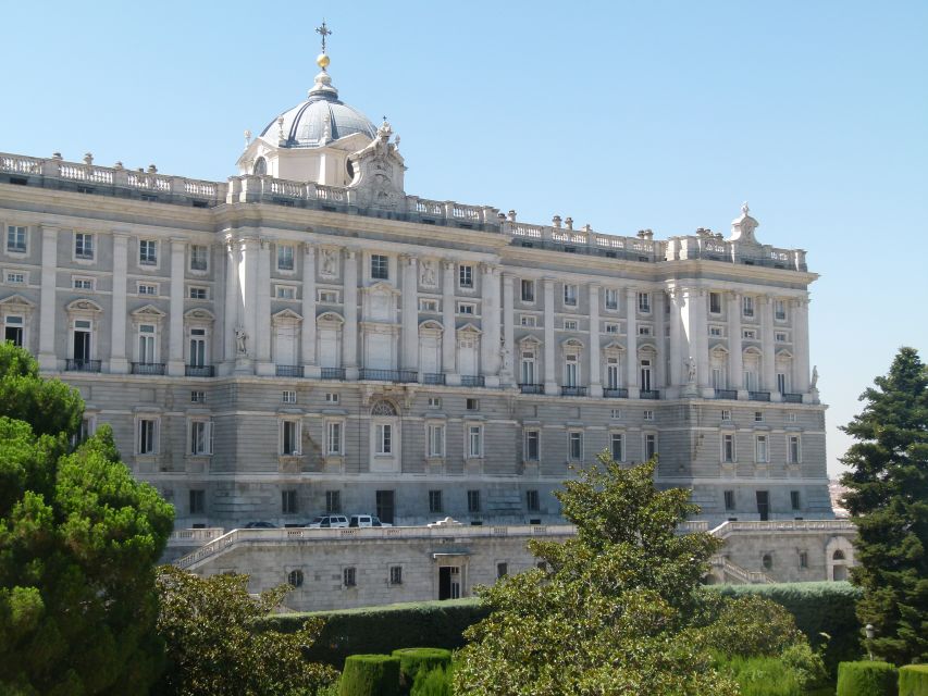 Madrid Historical Centre & Old Town Walking Tour in French - Starting at Puerta Cerrada, where Madrid begins to make sense