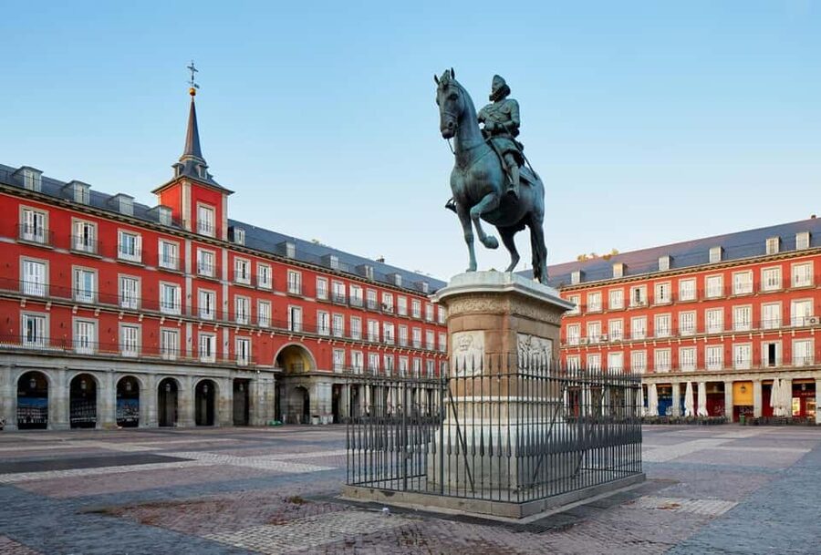 Madrid Historical Centre & Old Town Walking Tour in French - San Miguel Market and the food sights nearby