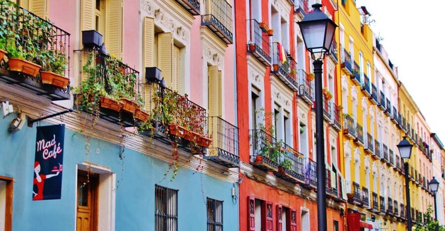 Madrid Historical Centre & Old Town Walking Tour in French - What the French-language format adds