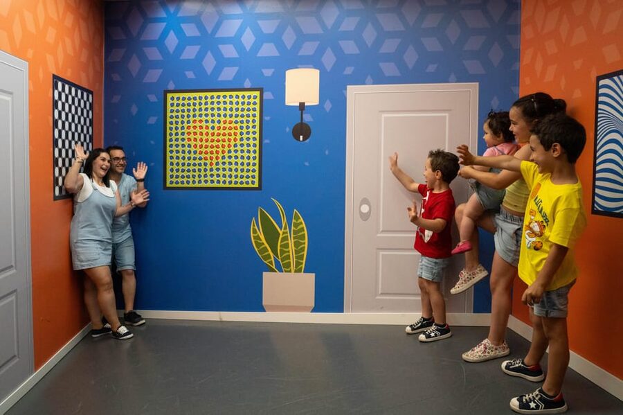 Madrid: Museum of Illusions Ticket - The first displays: quick tricks with a learning angle