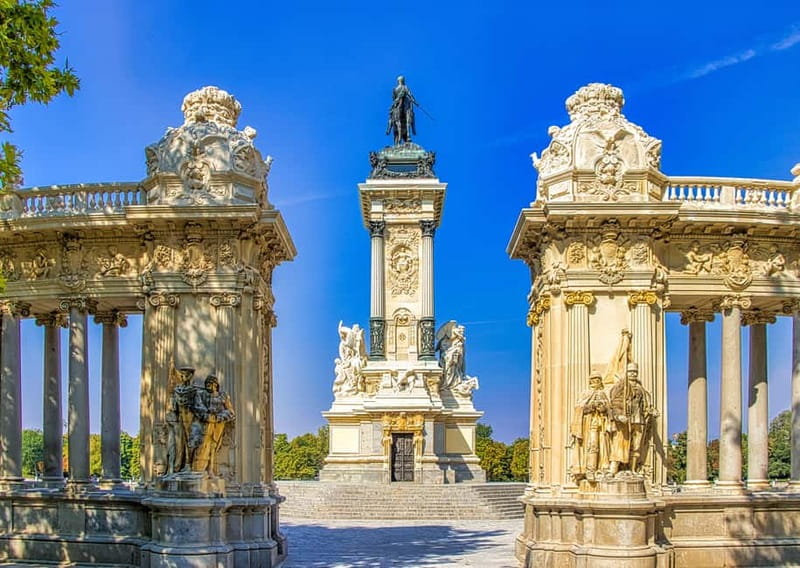 Madrid: Old Town, Poets District, and Royal Palace Tour - Calle del Codo and Plaza de la Villa