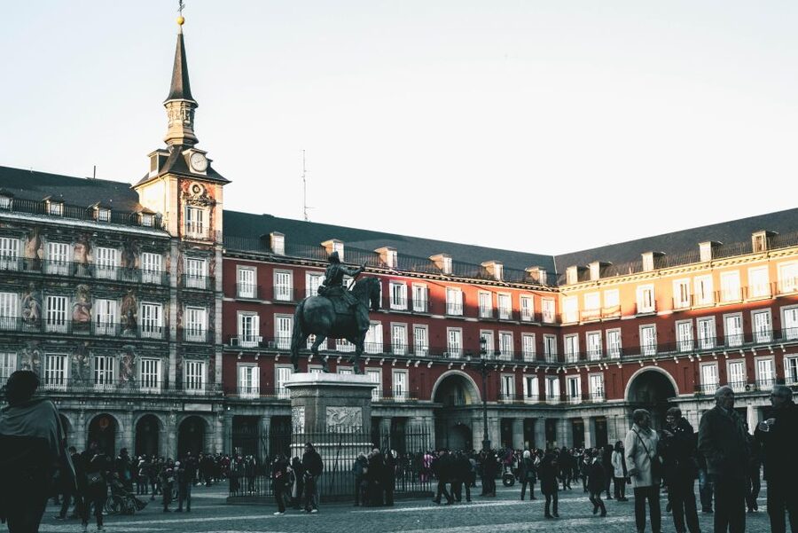 Madrid: Old Town, Poets District, and Royal Palace Tour - What the guide adds