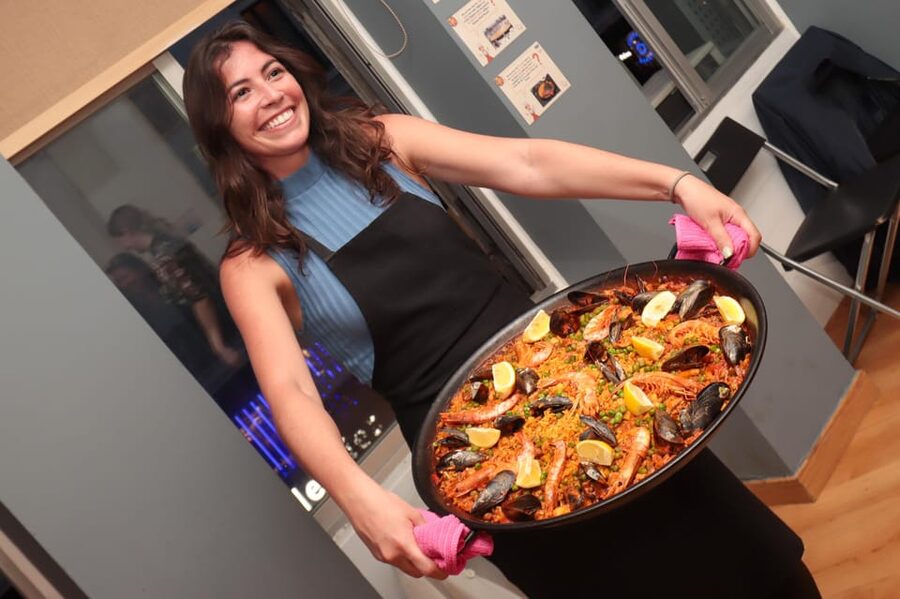 Madrid: Paella and Sangria Workshop in the City Center - Learning what belongs in a traditional paella