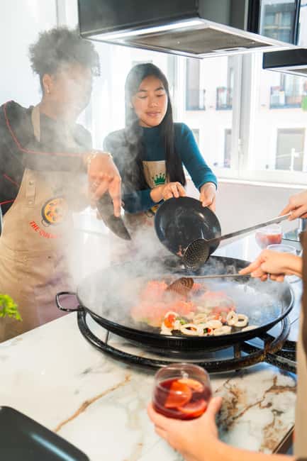 Madrid: Paella and Sangria Workshop with Tapas - Starting with sangria and Spanish customs