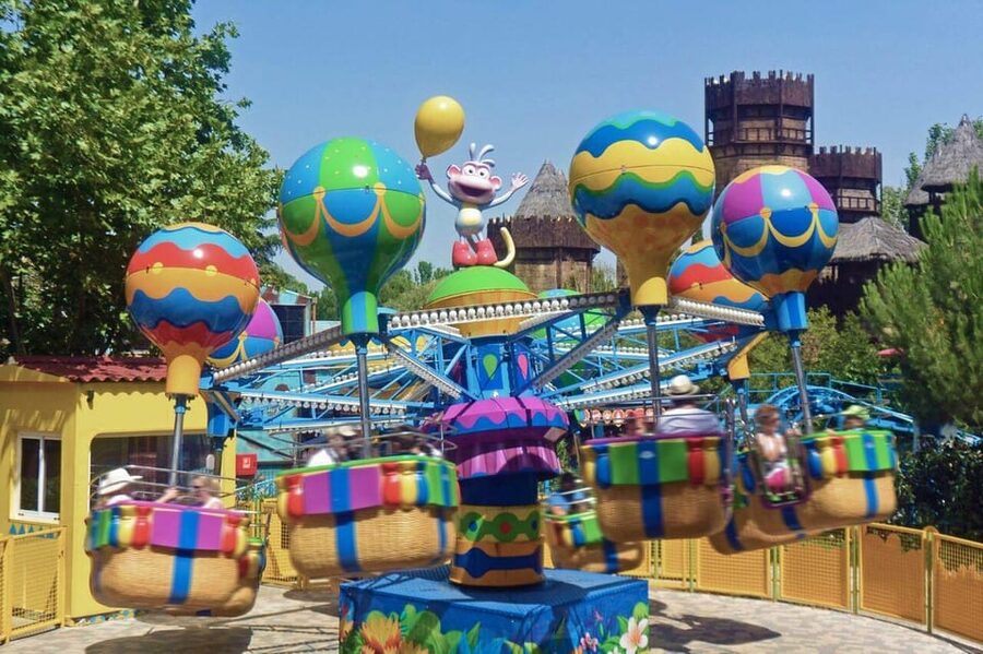 Madrid: Parque de Atracciones de Madrid Entry Ticket - The Walking Dead Experience costs extra