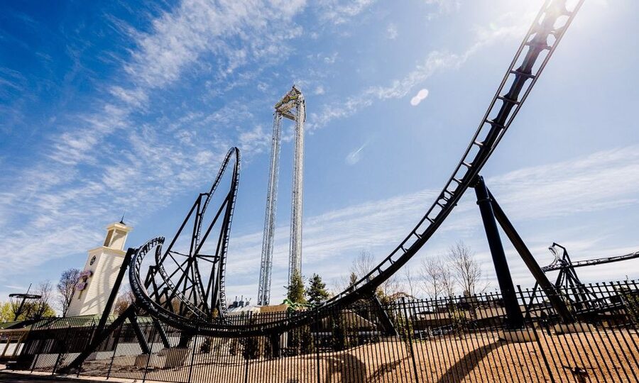 Madrid: Parque Warner Ticket and Roundtrip Transportation - The day begins beside Plaza Ramales