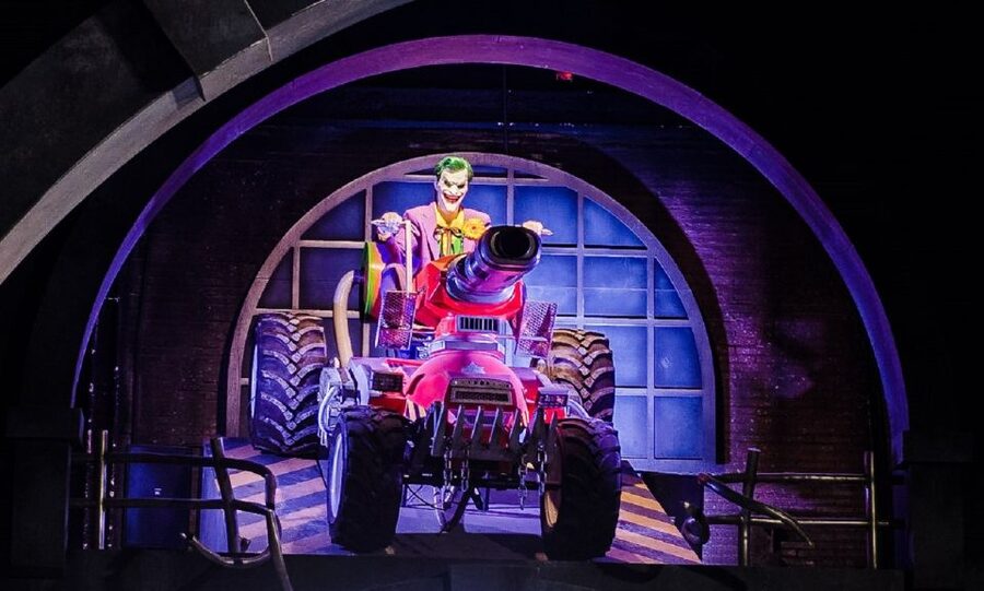 Madrid: Parque Warner Ticket and Roundtrip Transportation - The Crazy Police Academy show adds a welcome pause