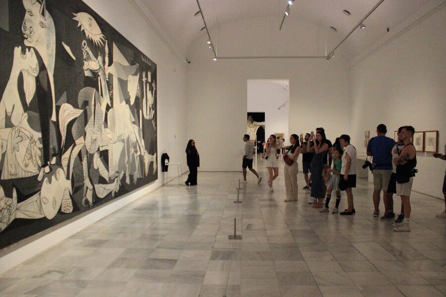 Madrid: Reina Sofía Museum Guided Tour - What the 75-minute itinerary feels like
