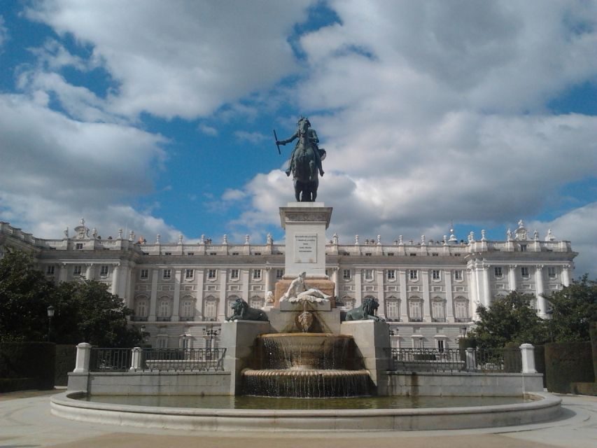 Madrid: Royal Palace and Almudena Cathedral Small-Group Tour - Starting at Ópera and finding the blue umbrella