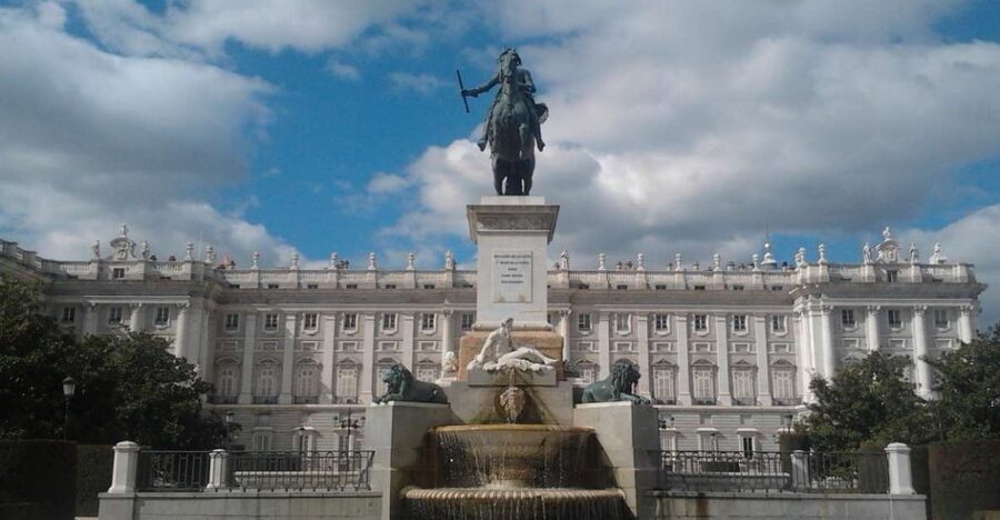 Madrid: Royal Palace and Almudena Cathedral Small-Group Tour - Crossing Plaza de la Armería to the Royal Palace