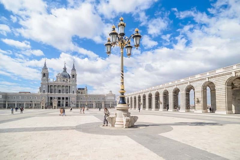 Madrid: Royal Palace Expert Guided Tour with Skip-the-Line - Guide quality and group experience
