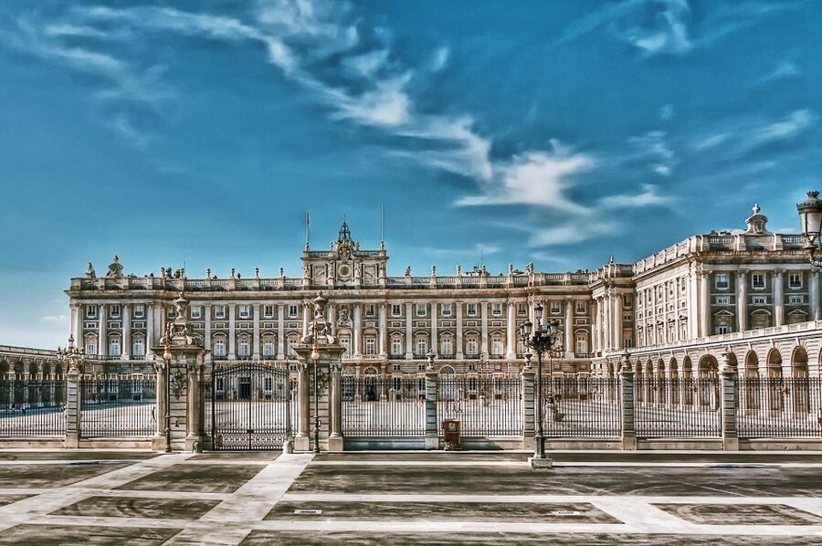 Madrid: Royal Palace Guided Tour with Entry Ticket - The dining room still used for special events