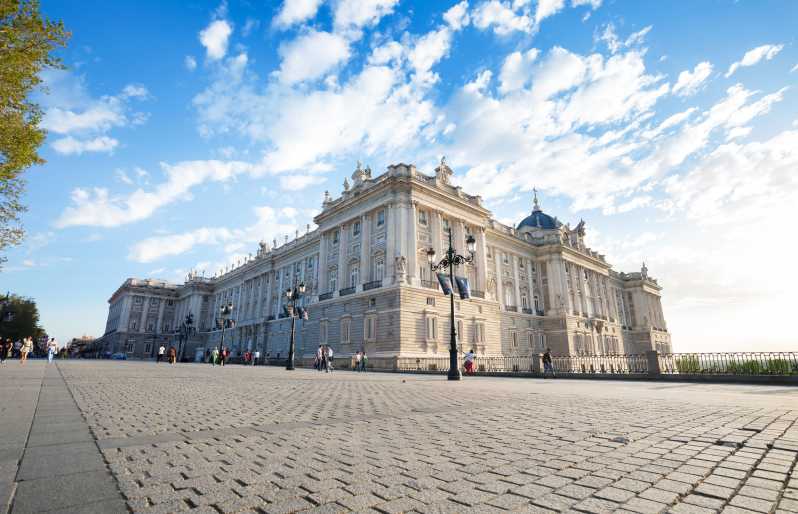 Madrid: Royal Palace Guided Tour with Skip-the-Line Entry - How the Guides Shape the Visit