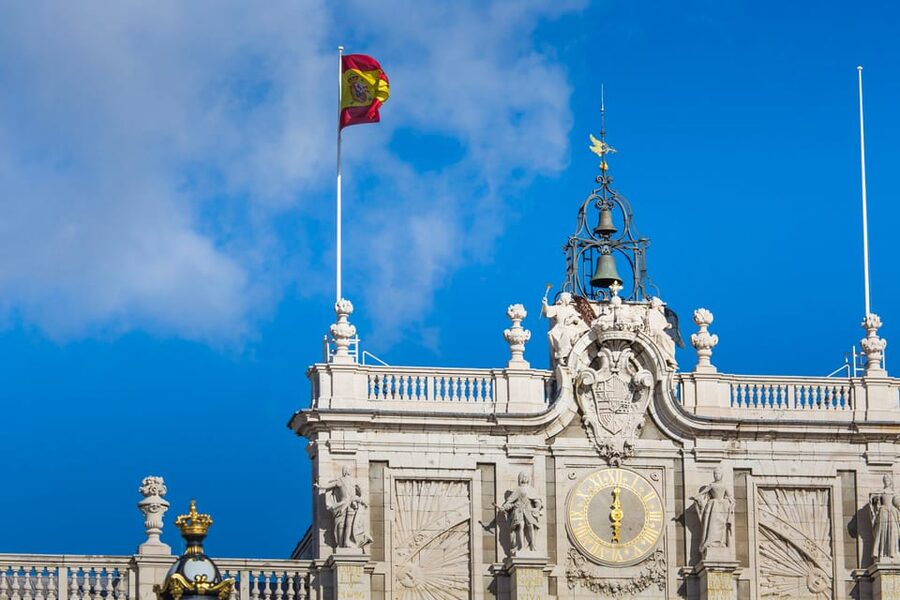 Madrid: Royal Palace Guided Tour with Skip-the-Line Entry - The Ten-Minute Walk to the Palace