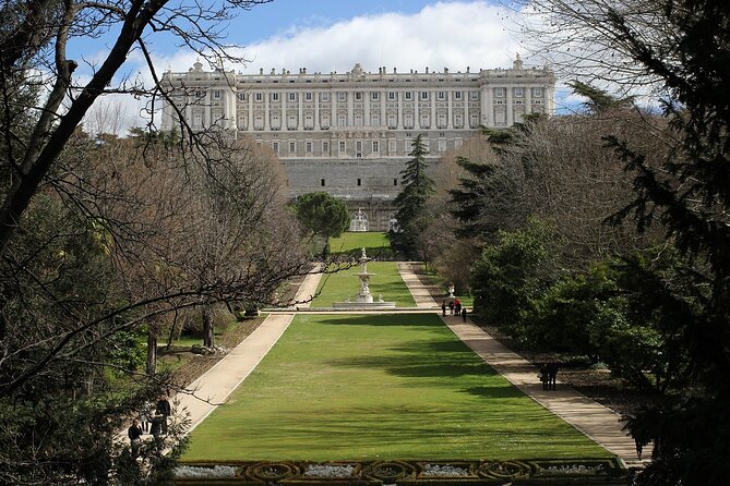 Madrid: Royal Palace Guided Tour with Skip the Line Ticket - Entering with skip-the-line admission