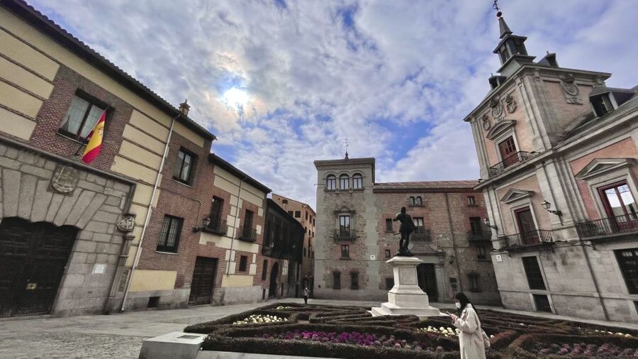 Madrid: Royal Palace Skip-the-Line Guided Tour - Plaza de la Villa and Madrid’s civic past