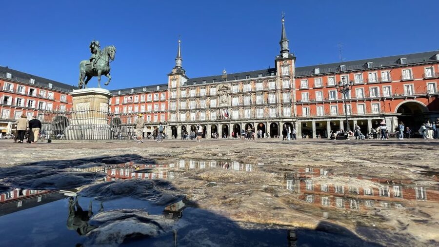 Madrid: Royal Palace Skip-the-Line Guided Tour - How the headsets affect the visit