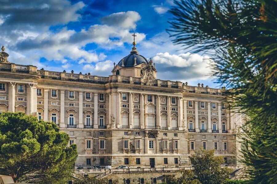 Madrid: Royal Palace Skip-the-Line Guided Tour - Plaza Mayor and the story in the center