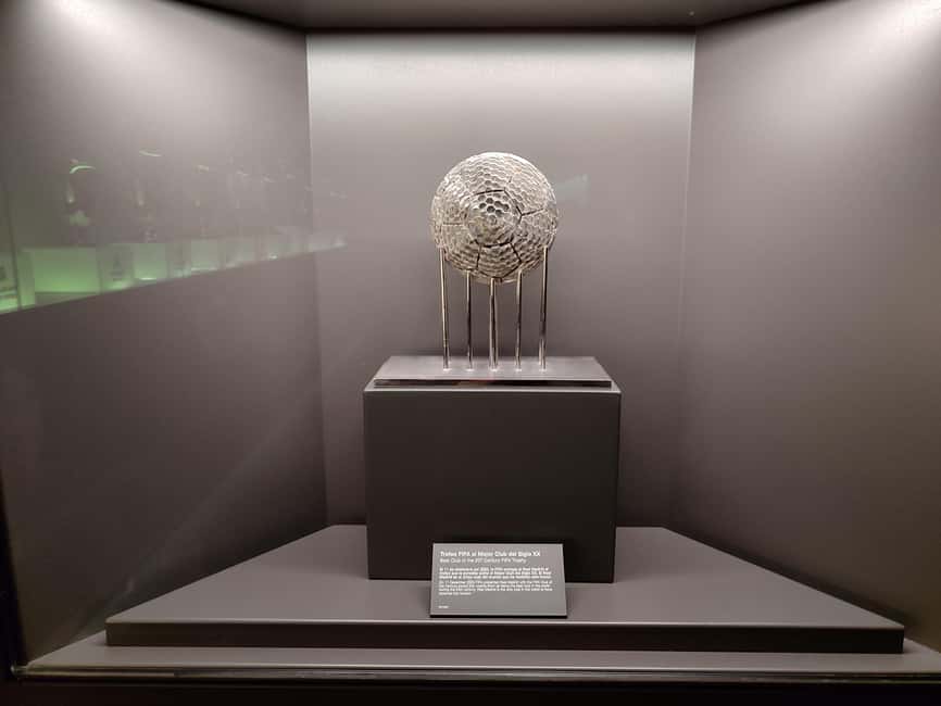 Madrid: Santiago Bernabéu Stadium Guided Tour - Digital photos with Real Madrid players