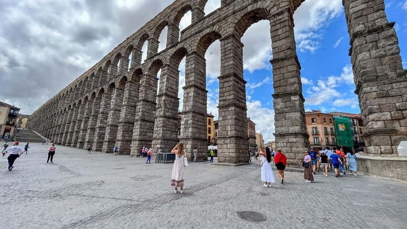 Madrid: Segovia & Ávila Full Day with Alcázar & Wall Tickets - One hour to eat and wander in Segovia