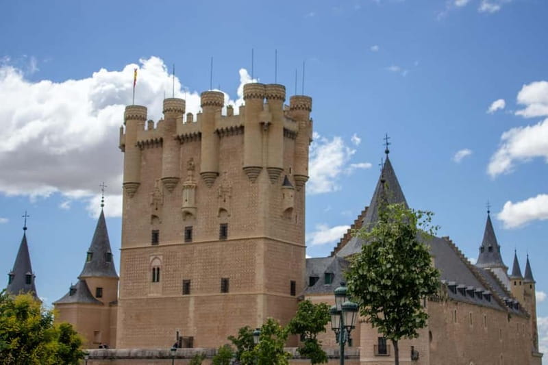 Madrid: Segovia & Ávila Full Day with Alcázar & Wall Tickets - Your free hour inside Ávila