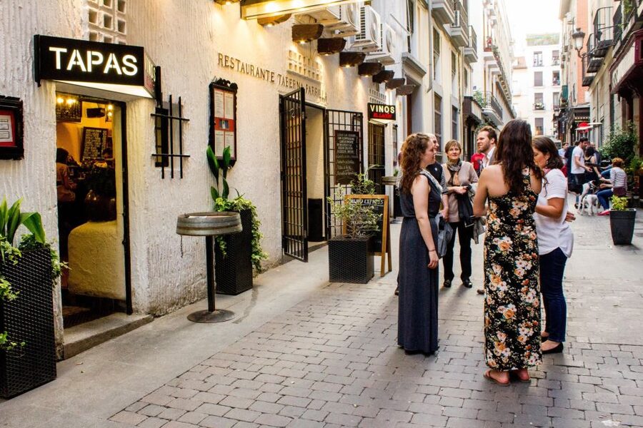 Madrid: Tapas & Wine Tasting Tour with Local Guide - Why the small group matters