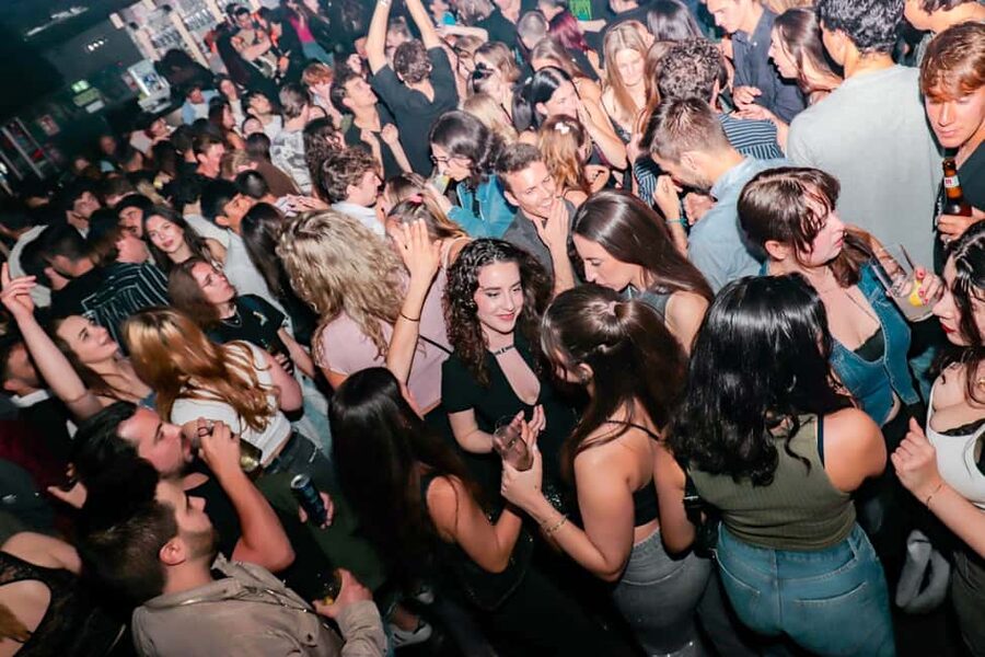 Madrid: Top Pub-Crawl with Drinks and Nightclub Entry - Puerta del Sol and the first welcome shot