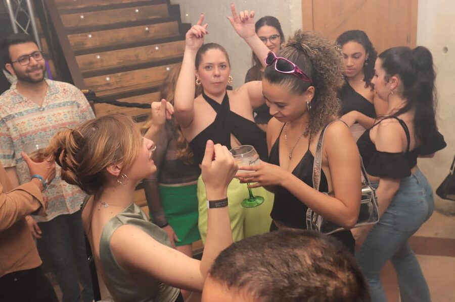 Madrid: Top Pub-Crawl with Drinks and Nightclub Entry - Plaza de Santa Ana and the second bar