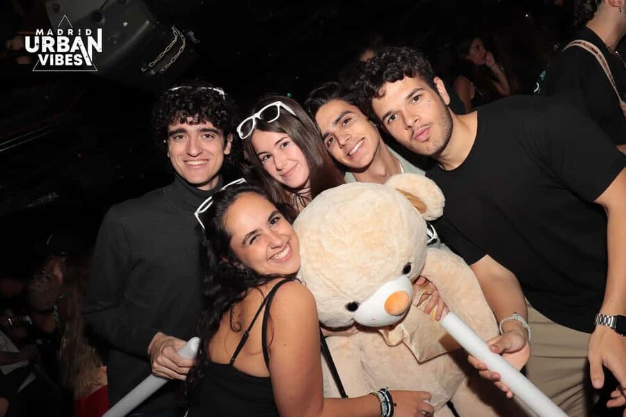 Madrid: Top Pub-Crawl with Drinks and Nightclub Entry - Meeting the guide beside Madrid’s bear statue
