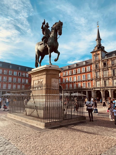 Madrid: Welcome to Madrid Guided Walking Tour in English - Key points at a glance