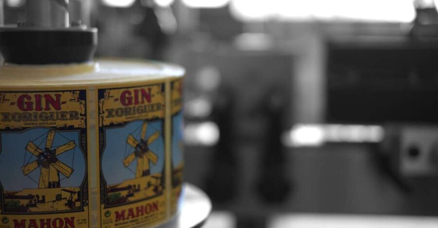 Mahón: Gin Distillery Tour with Tasting & Appetizers - The still room, heat, and practical comfort