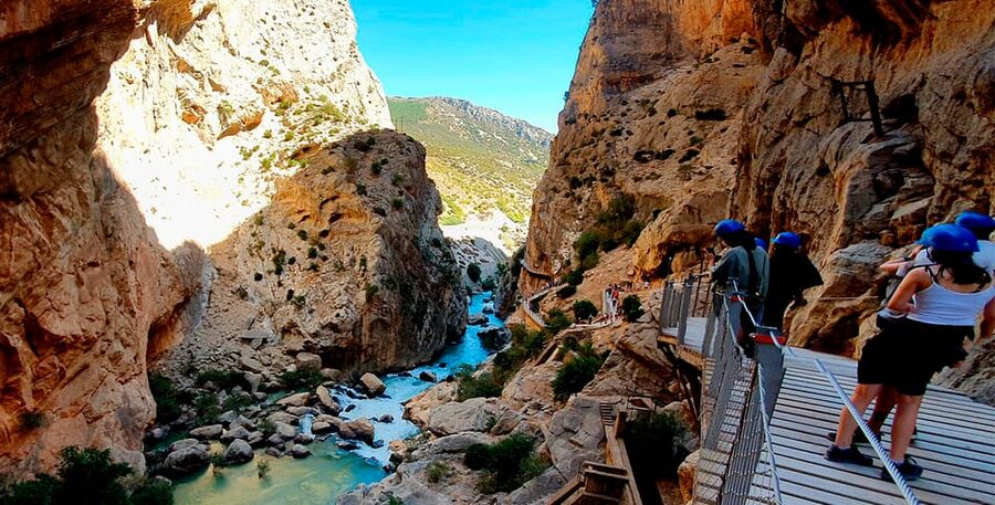 Málaga: Caminito del Rey Guided Tour with Transportation - What the guides add to the walk