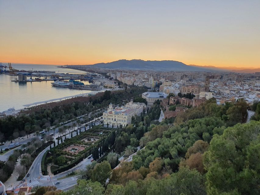 Málaga: Cathedral, Alcazaba, Roman Theater Walking Tour - What the guides add to the experience