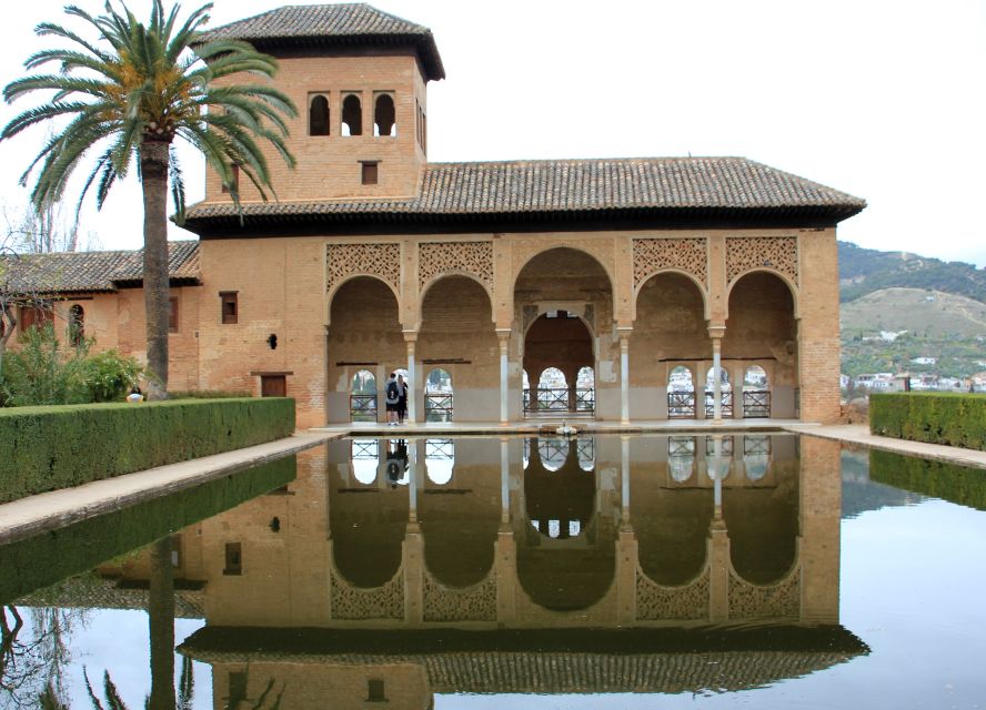 Malaga: Granada Day Trip with Alhambra, Palaces and Gardens - The Generalife Gardens and the sultan’s summer retreat