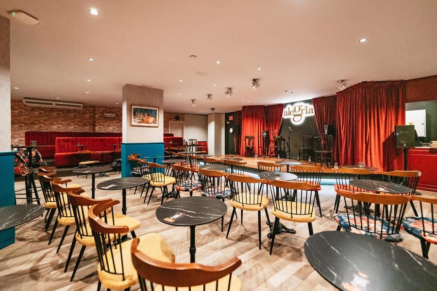 Málaga: Live Flamenco Show at Flamenco Alegría - Tapas and drinks are part of the atmosphere, not the ticket